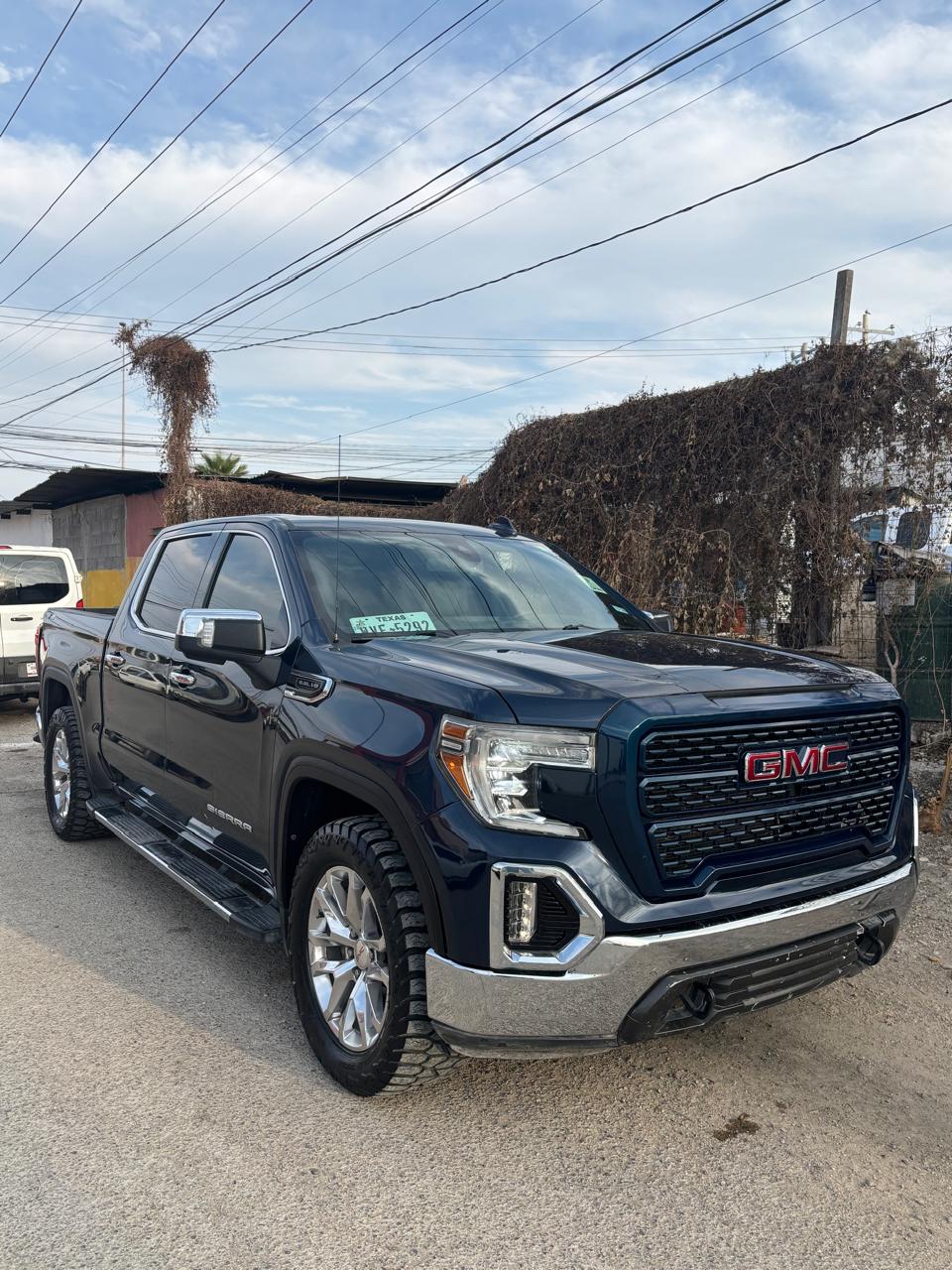 Camioneta GMC oscura con acabado brillante