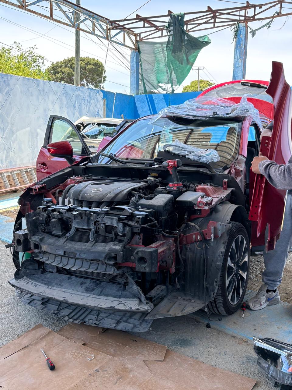 SUV rojo en desarme y preparación dentro del taller
