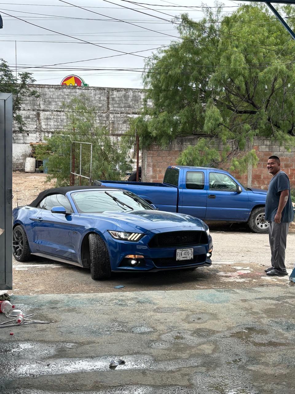 Mustang azul dentro del taller AutoCat