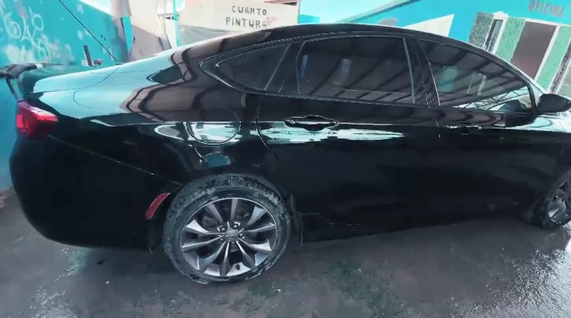 Sedán negro terminado en el taller AutoCat