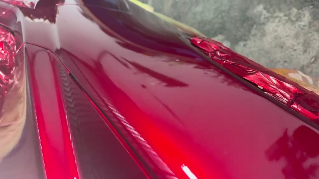 Detalle rojo brillante en la carrocería de un vehículo